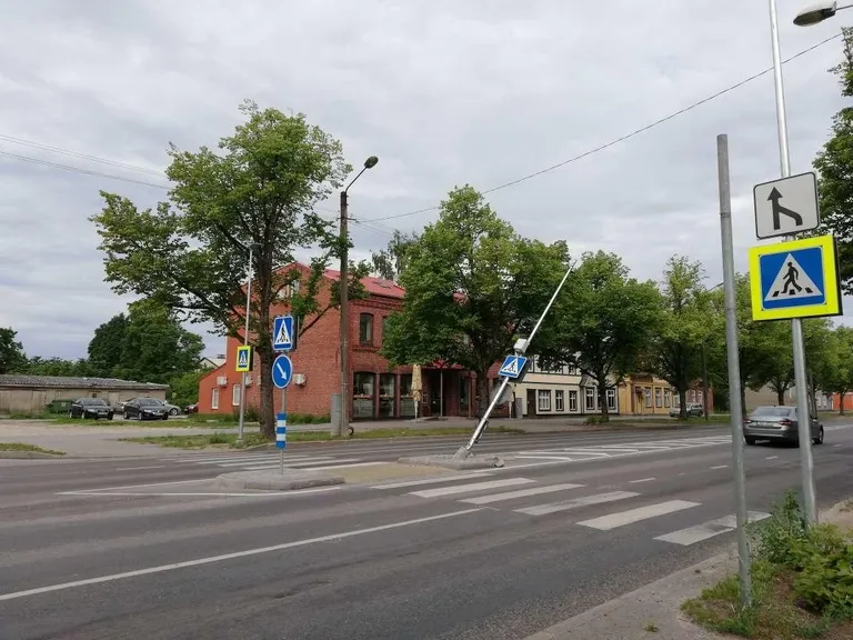 Riia maantee ja Liiva tänava moodsal ülekäigurajal avarii järel kannatada saanud post oli veel täna hommikulgi viltu.