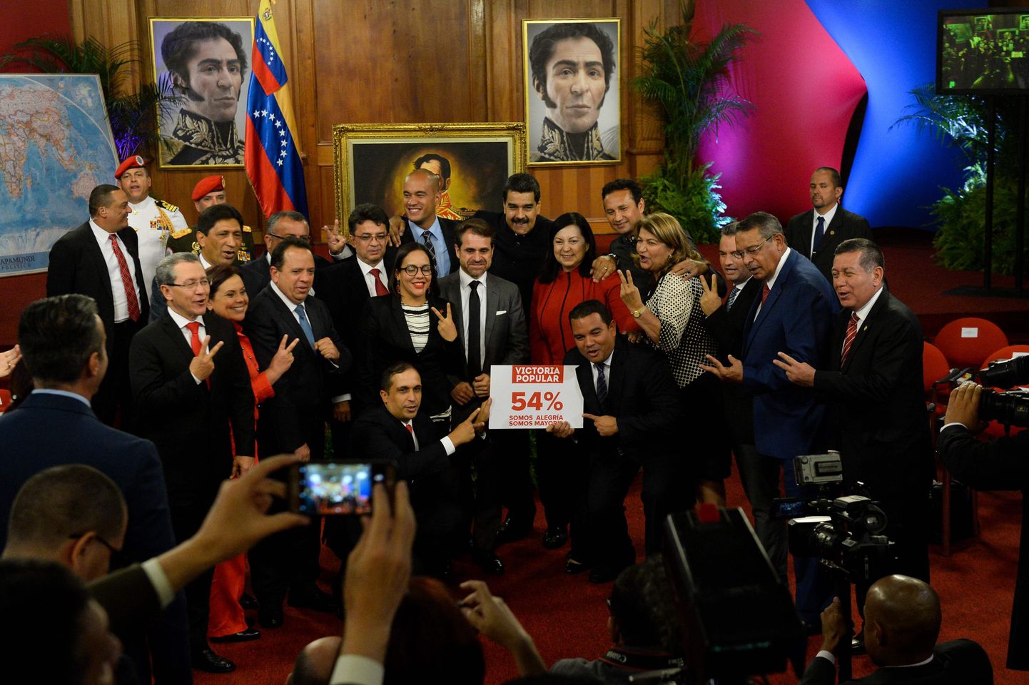 Venezuela president Nicolas Maduro poseerib koos valimistel edu saavutanud kuberneridega.