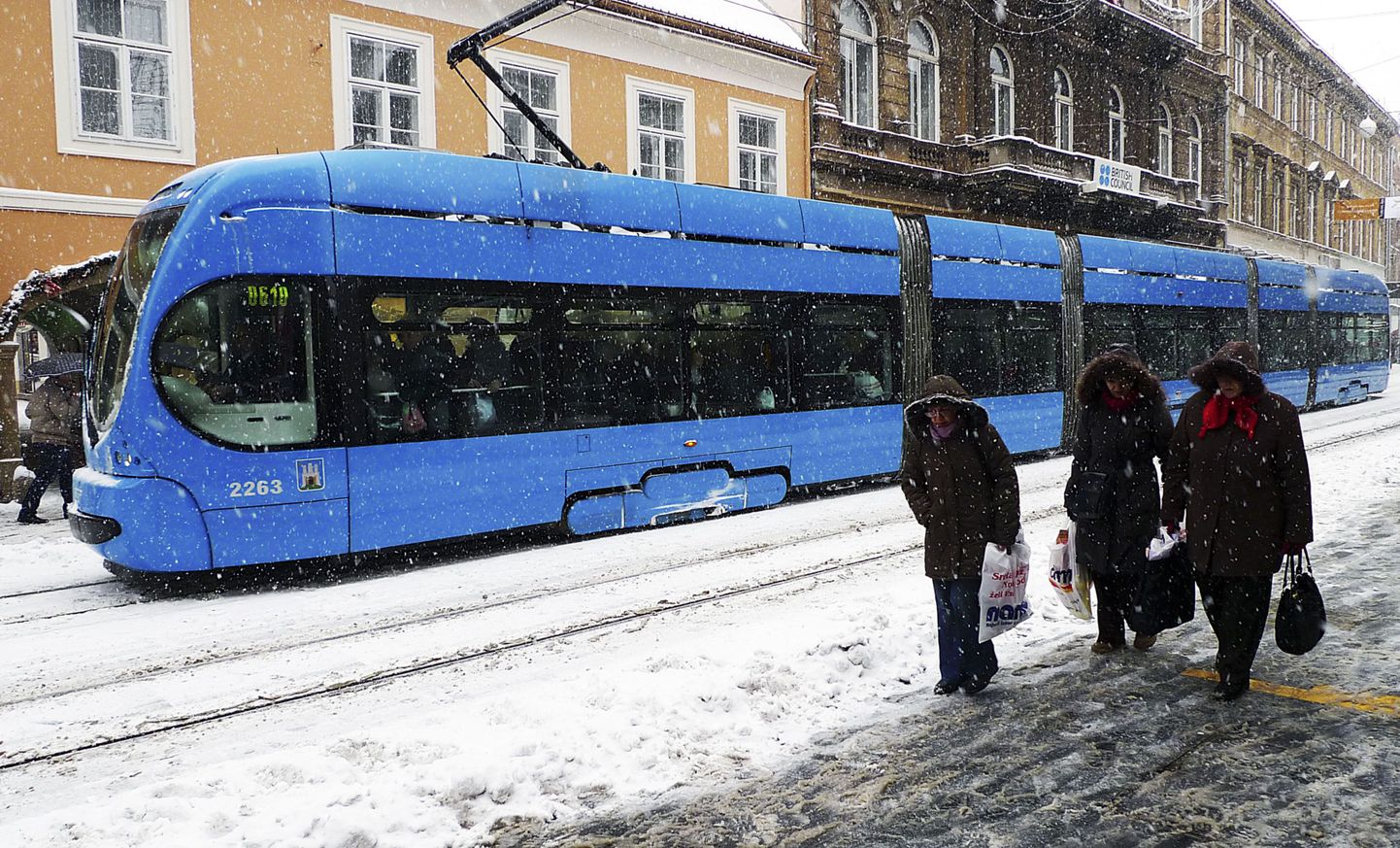 Сложные погодные условия мешают движению поездов и трамваев в Загребе.