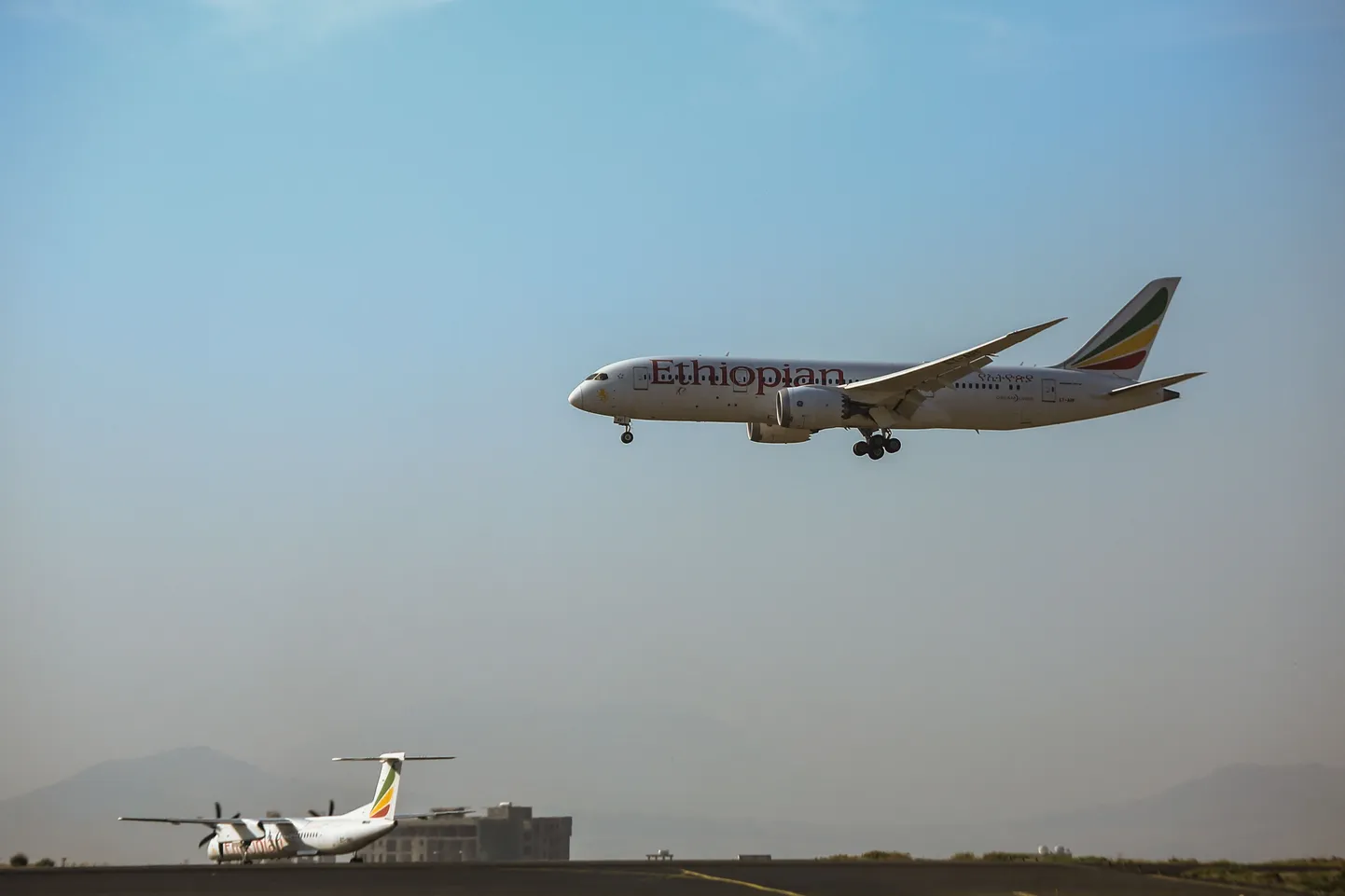 Ethiopian Airlinesi lennuk lähenemas Addis Abeba lennuväljale.