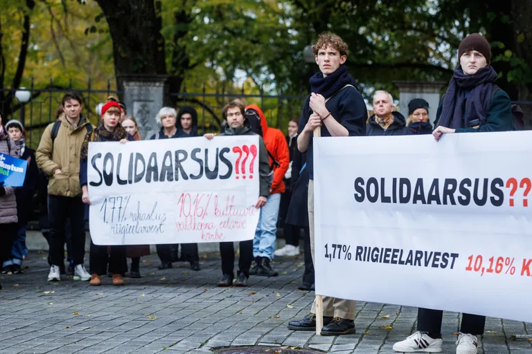Loomeliite ja kultuuritöötajaid pikett Riigikogu ees kus protesteeriti kultuurivaldkonna kärbete vastu.