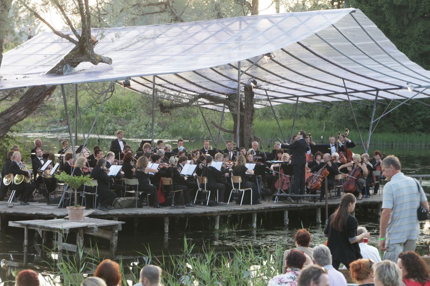 Suure orkestri kõlapildile lisab võlu Leigo looduse vaatemäng.