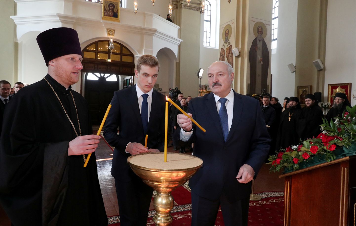 Valgevene president Aleksandr Lukašenka koos poja Nikolaiga kirikus.