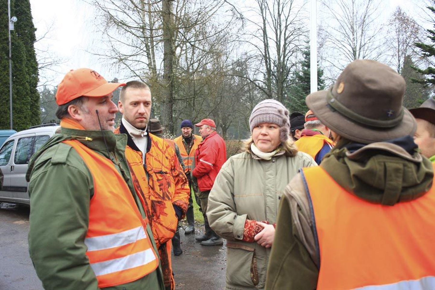 Üle-eelmisel nädalavahetusel peetud ühisel jahil olid kohal metsaomanikud ja kütid koos Eesti jahimeeste seltsi tegevjuhi Tõnis Kortsuga (vasakul).