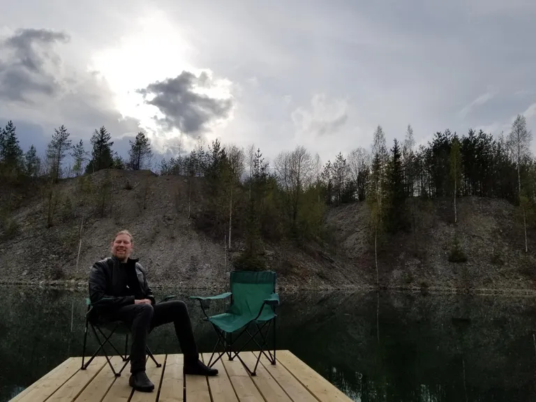 Seltskonna ainus meeshing Asko Plaado tõmbab Aidu allikate veerel hinge. Jah, pole naljaasi koos seitsme naisega põhjarannikut pidi ringi seigelda.