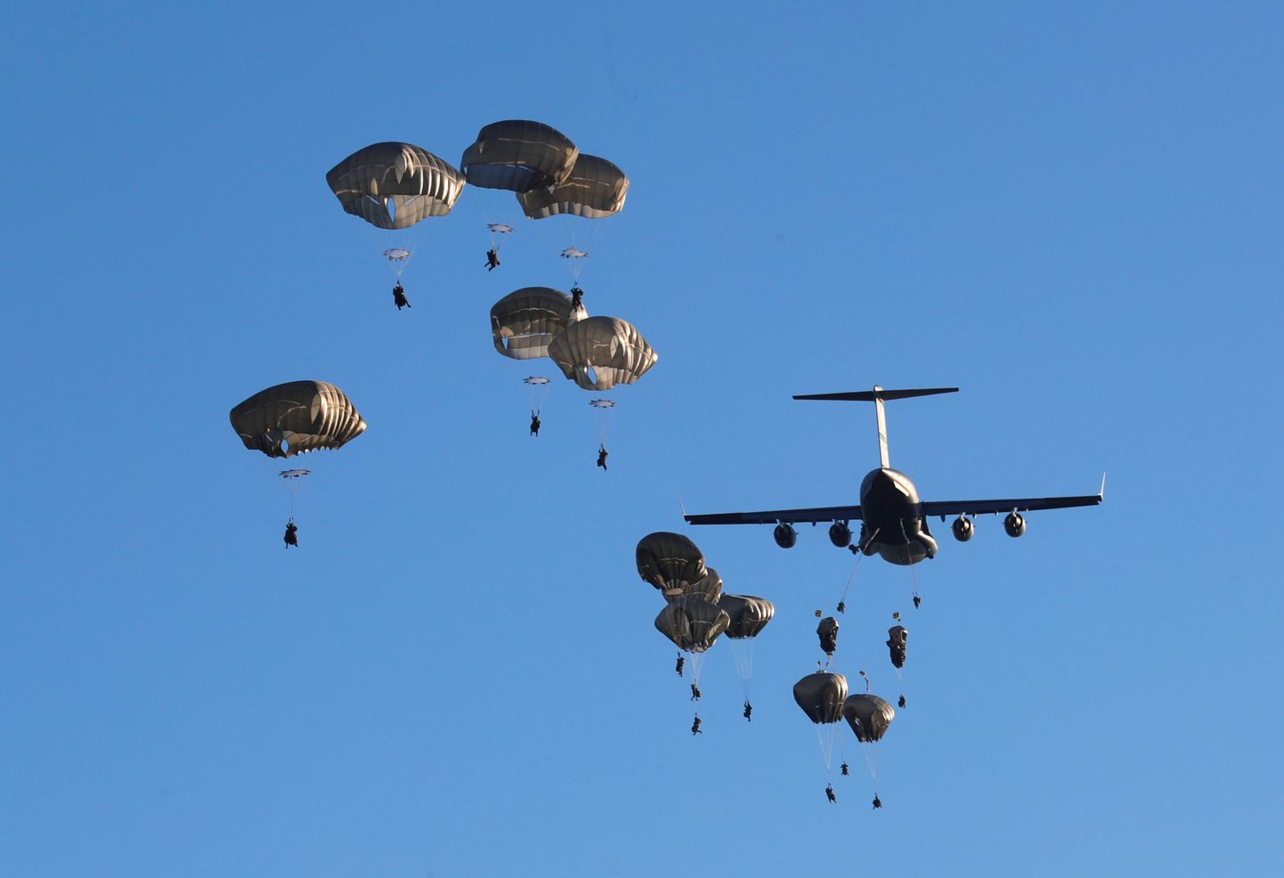 USA langevarjurid mullu NATO õppusel Swift Response 2018 Läti kohal.