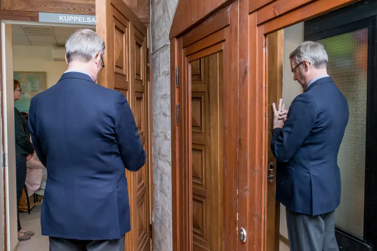 Ärevus (II koht). Presidendikandidaadi kandidaat Jaak Jõerüüt hetk enne vabaerakondlaste ette minekut. 13. mai. / Foto Erik Prozes
