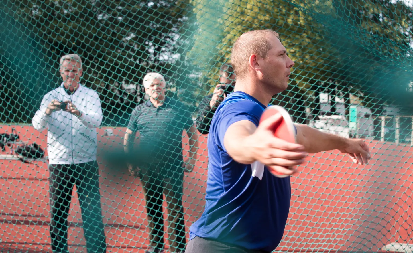 Gerd Kanteri treeningut jälgivad tema endised treenerid Vesteinn Hafsteinsson ja Uno Ojand.