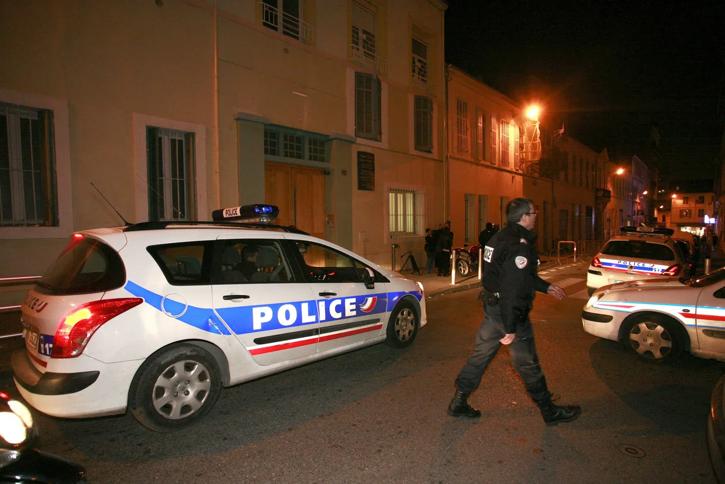 Politseinikud Marseille' kooli juures.