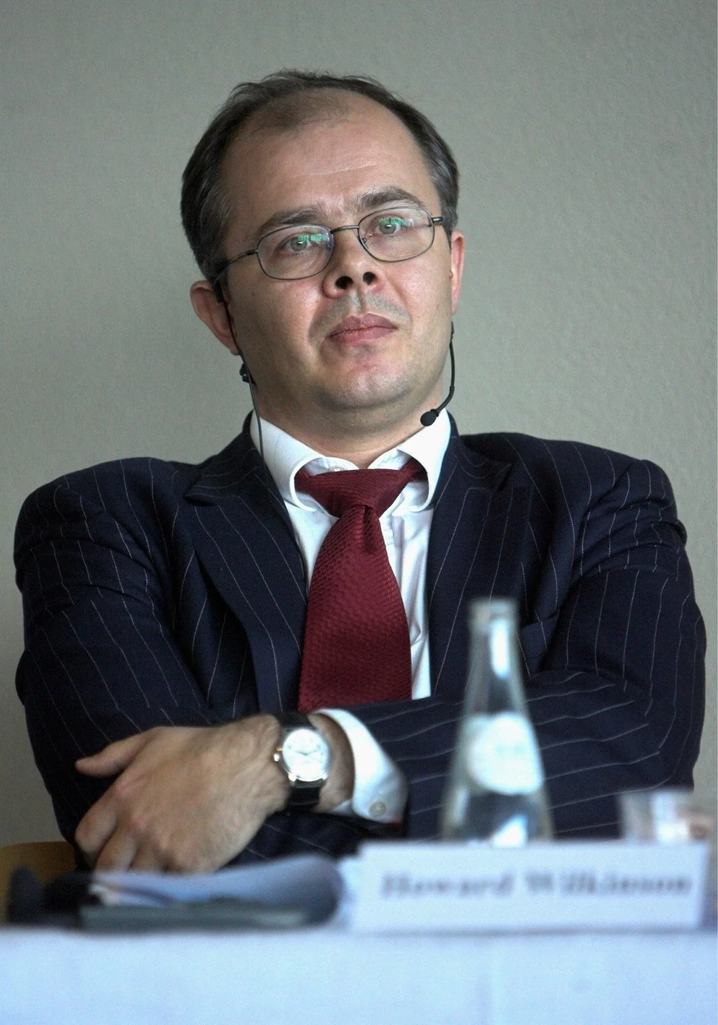 Howard Wilkinson lahkus 2014. aastal ootamatult Danske Banki ridadest, pakkis eestlannast abikaasa ja lastega asjad ning kolis selgitusi andmata Suurbritanniasse.