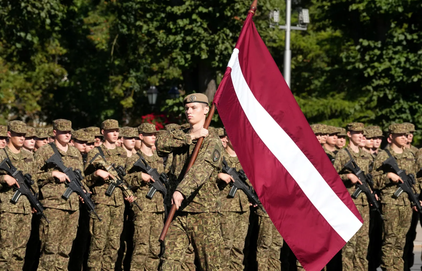 Valsts aizsardzības dienesta un militārās pamatapmācības karavīru zvēresta došanas ceremonija pie Brīvības pieminekļa.