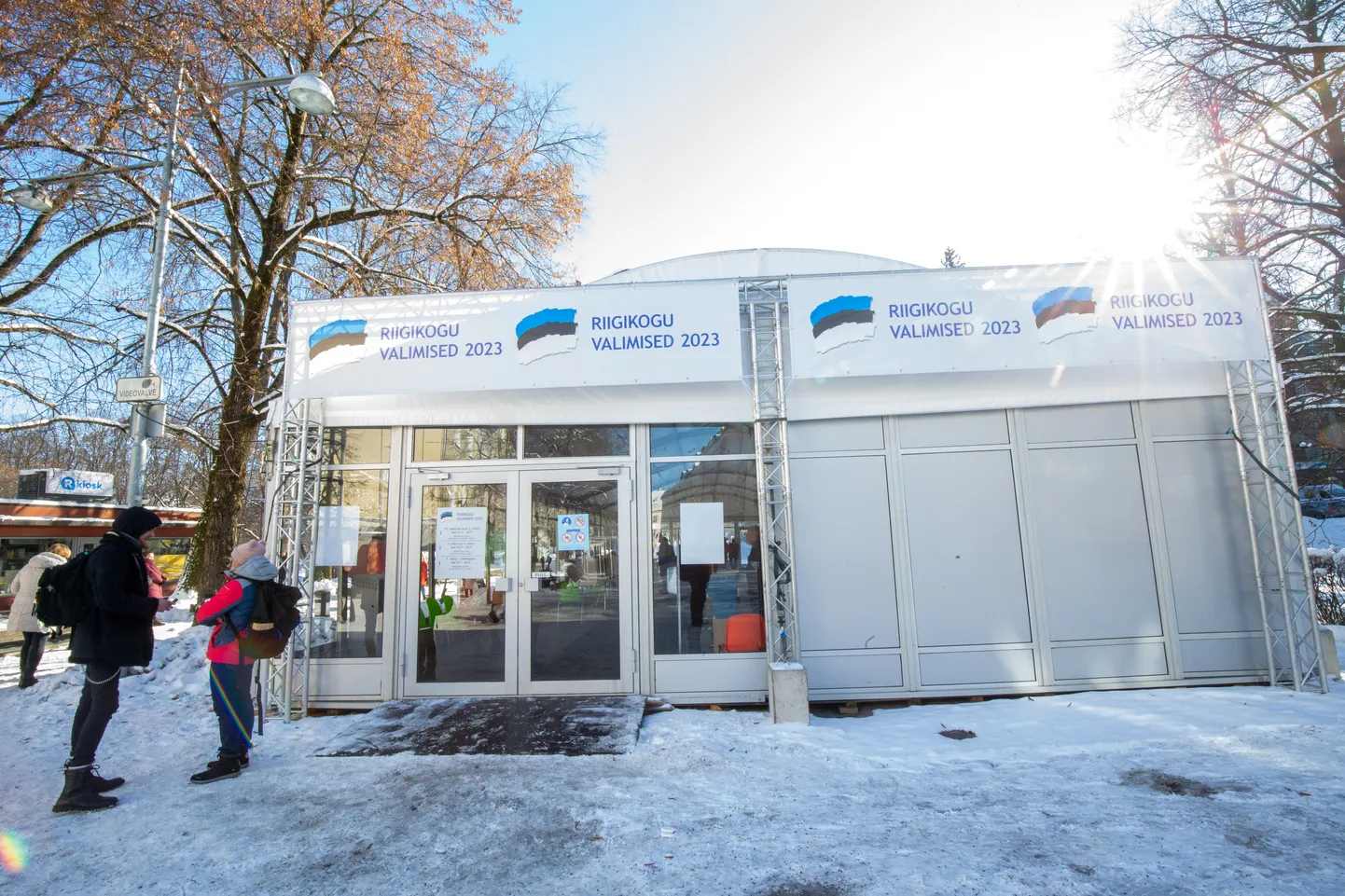 Täna on riigikogu valimise päev. Tartu üks menukaimaid jaoskondi asub Küüni tänava telgis.