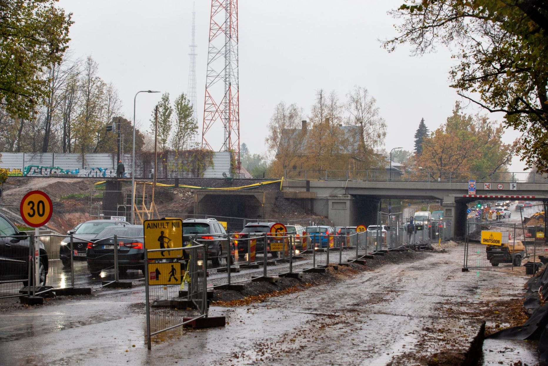 Kergliiklustee tunnelite kollektorid on nüüdseks Riia-Vaksali ristmikul raudteetammist läbi surutud ning kohe-kohe algab üle Riia tänava kergliiklussilla ehitamine.