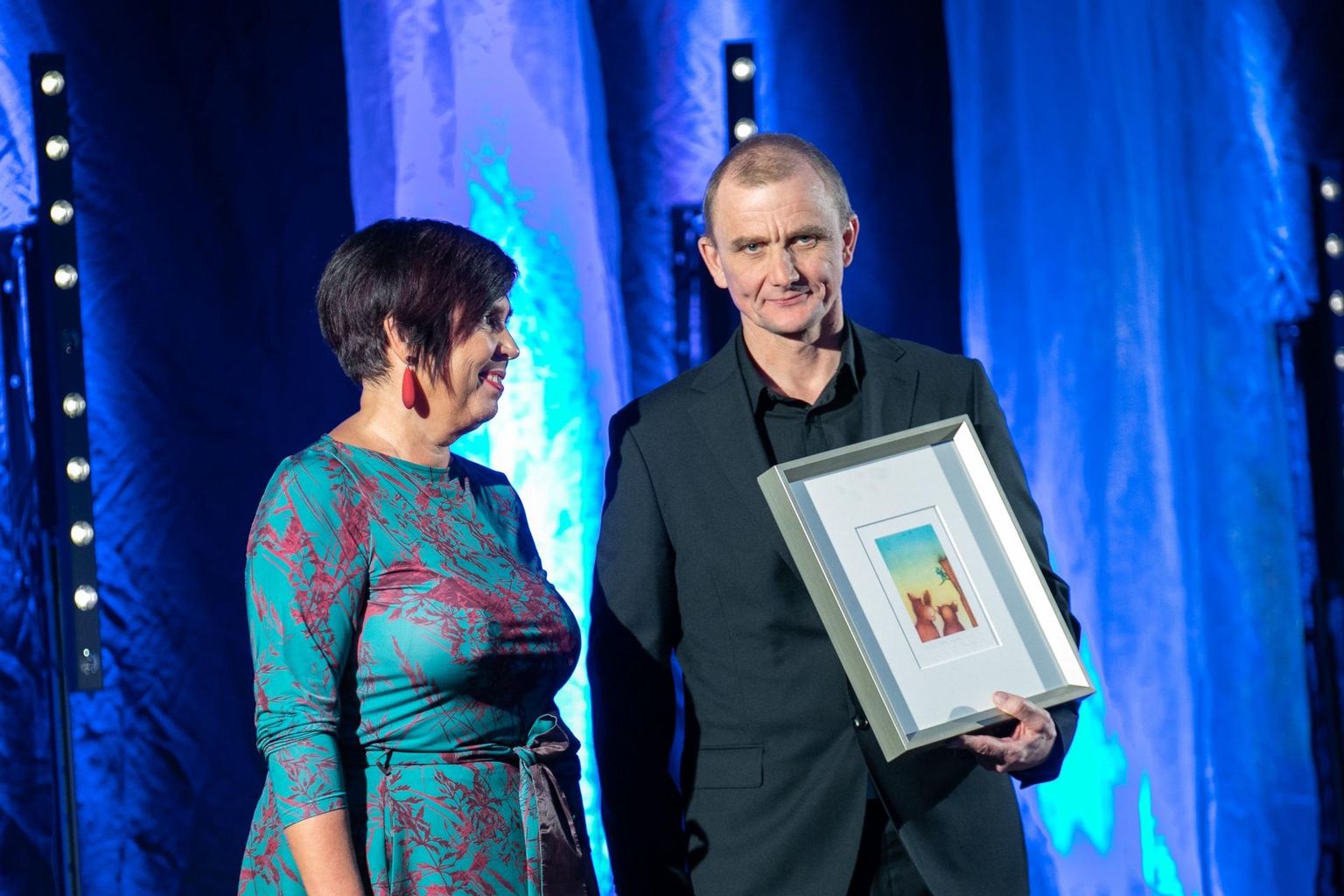 Möödunud aastal võttis Aru Grupi asutaja ja juhataja Juhan Viise vastu nii aasta ettevõtte tiitli kui ka Luminori eriauhinna, mille andis üle Janne Nukk.