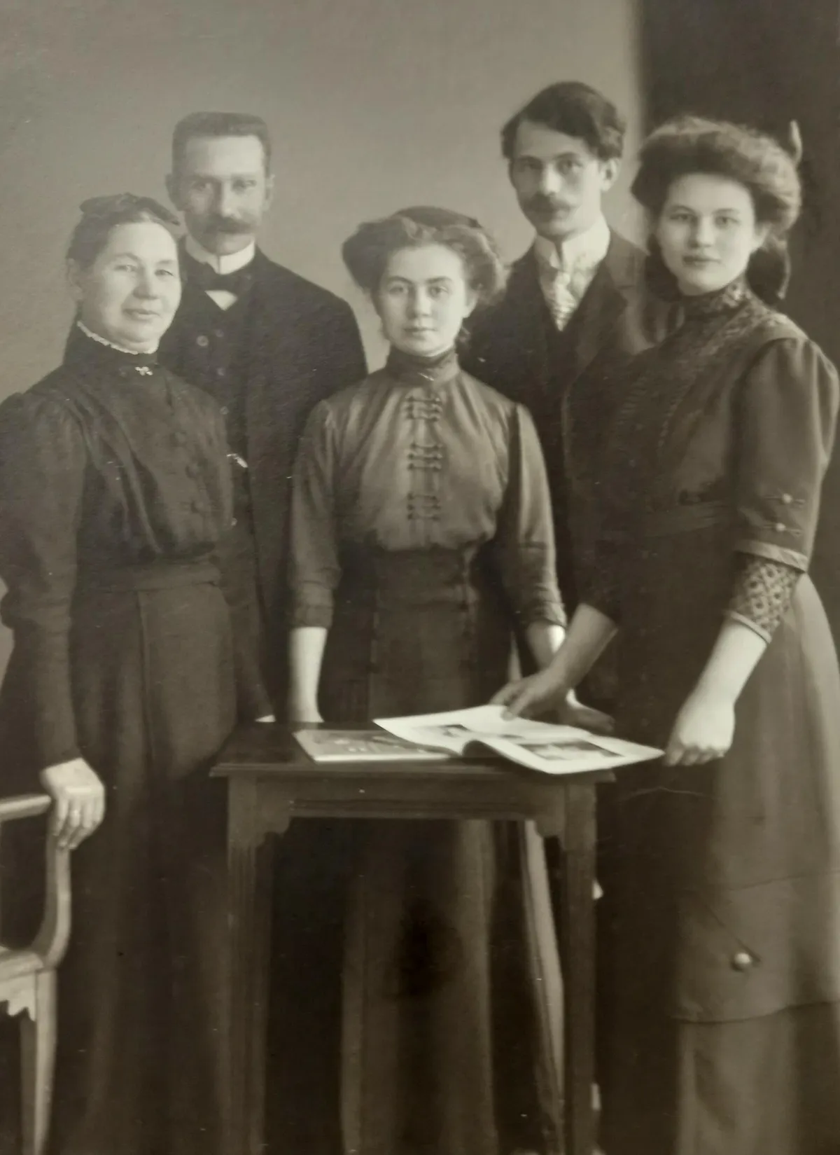 Lindemanide pere 1911. aastal. Vasakult: Marie, Juhan, Marie (Mary), Ferdinand ja Alma.