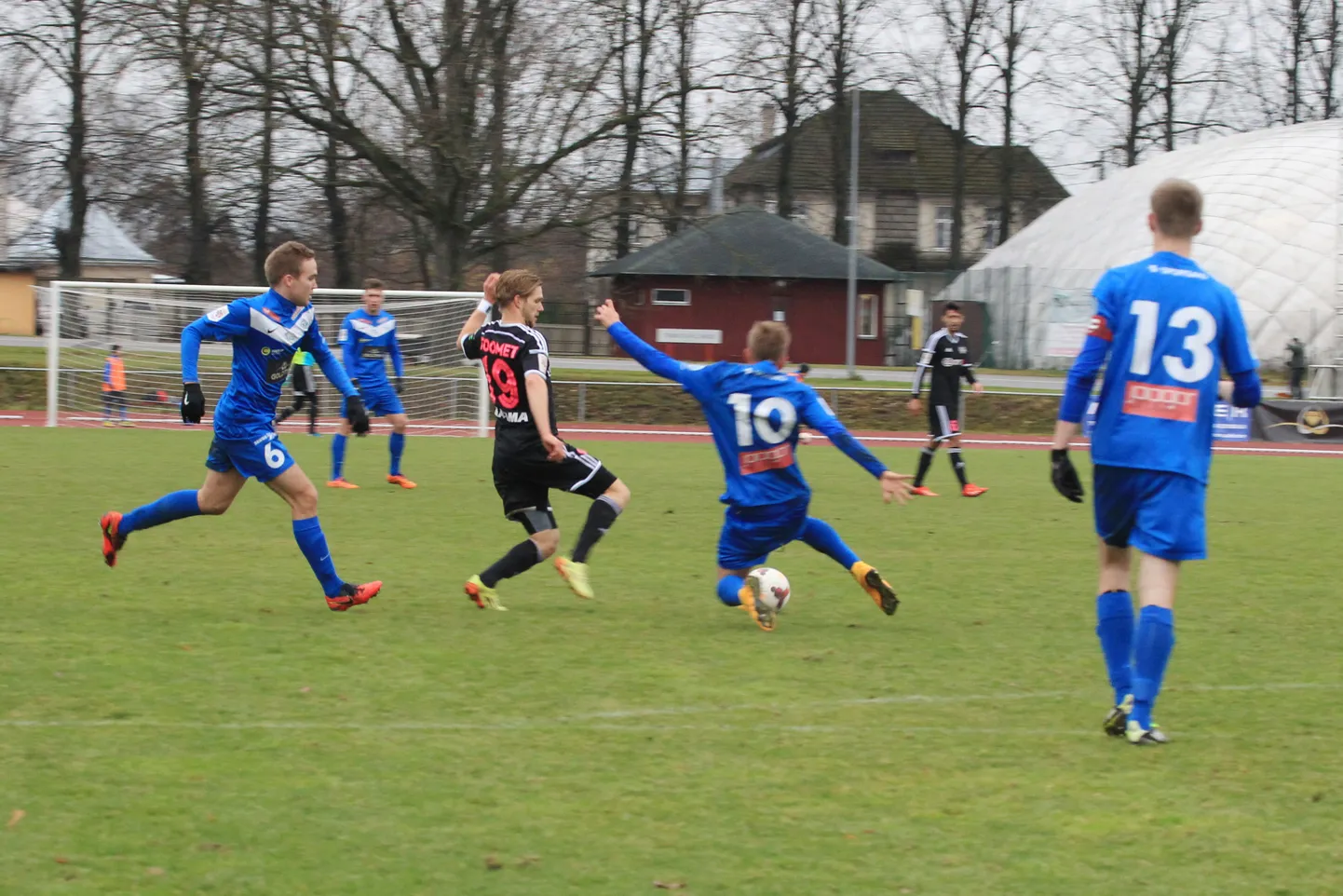 Hooaja viimases mängus kohtusid Tamme staadionil omavahel JK Tammeka (sinises) ja Nõmme Kalju. Kohtumise võitis 1:0 Nõmme Kalju, kui realiseeris penalti.