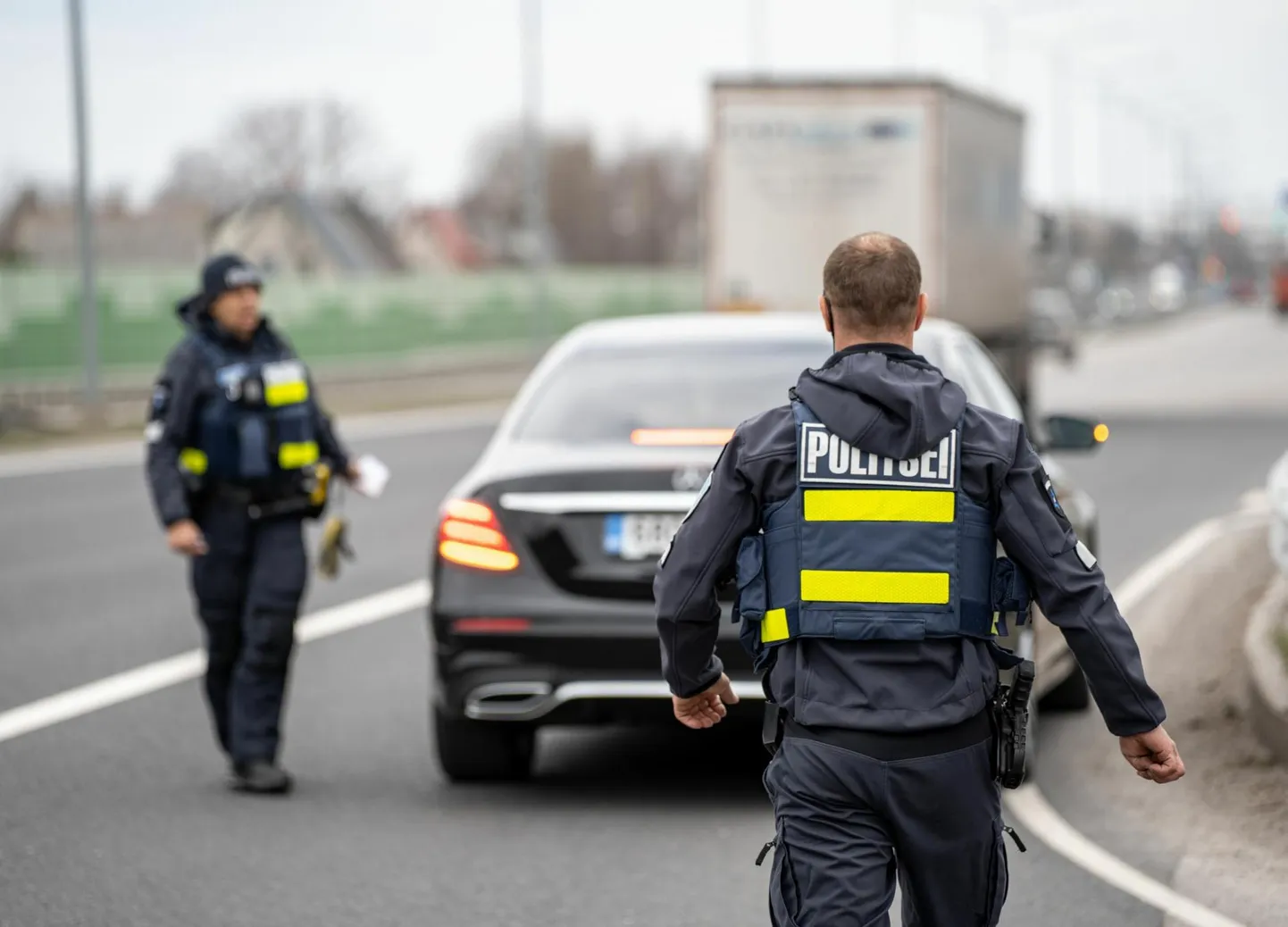 Politseinikud peatavad auto. Pilt on illustratiivne.