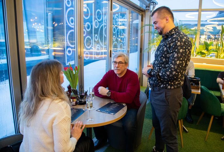 Управляющий рестораном Даниил Журавлев рассказывает гостям о концепции заведения.