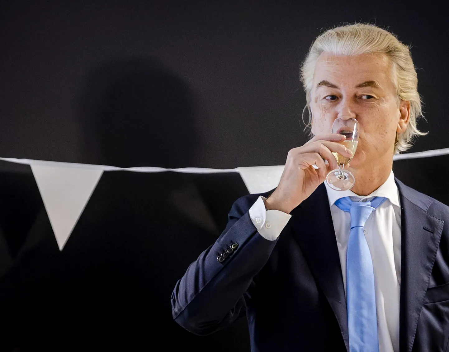 Parempopulistliku Vabaduspartei esimees Geert Wilders tähistas endalegi üllatuseks ülekaalukat valimisvõitu erakorralistel valimistel.