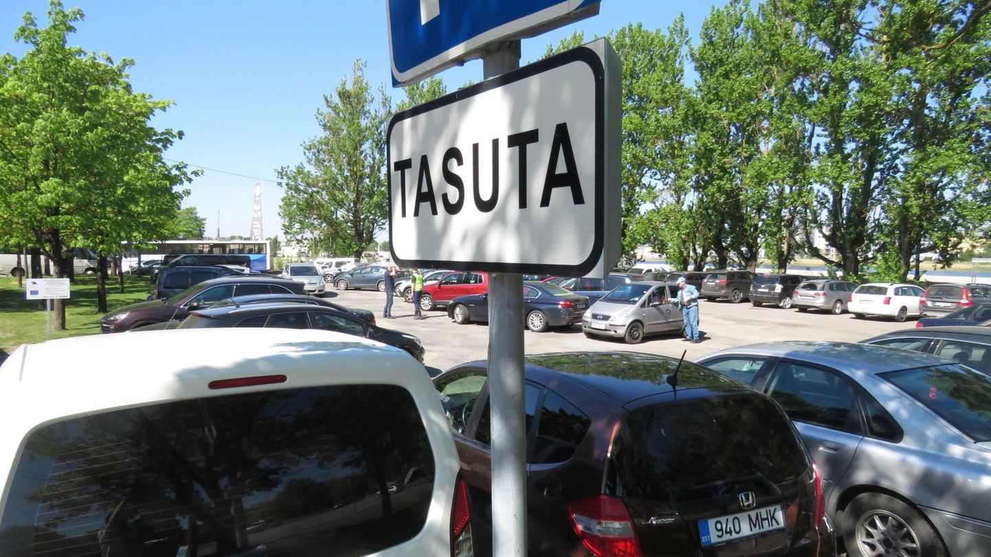 Pärnu Kesklinna silla kõrval asuv parkla.