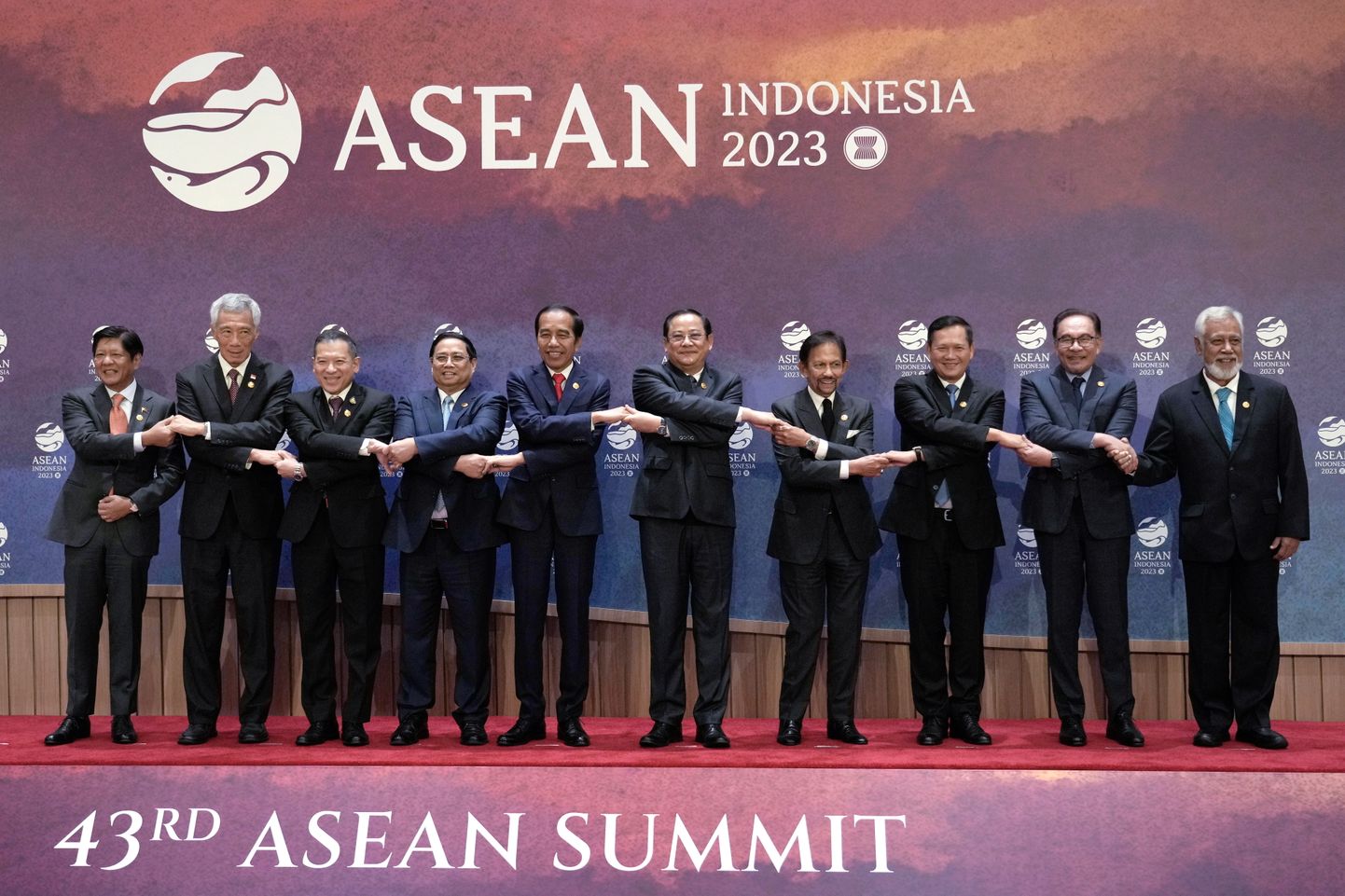Filipiinide president Ferdinand "Bongbong" Marcos noorem (vasakul) koos ühenduse teiste riikide liidrite ja tipp-poliitikutega poseerivad perekonnafoto jaoks ASEAN-i tippkohtumisel Indoneesia pealinnas Jakartas.