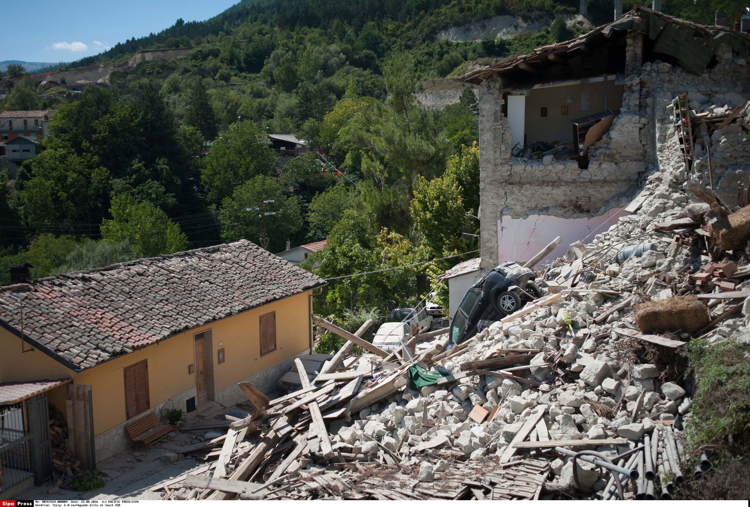 Maavärinas kokkuvarisenud maja Pescara del Trontos