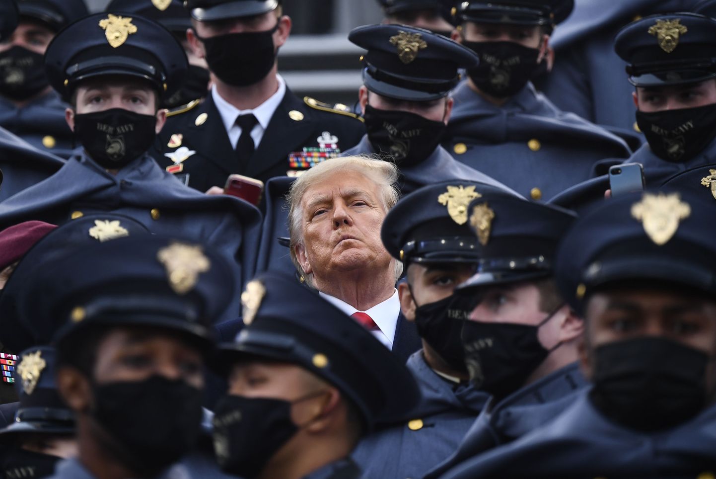 USA president Donald Trump koos West Pointi kadettidega vaatamas 12. detsembril 2020 New Yorgi Michie staadionil maaväe ja mereväe vahelist ameerika jalgpalli matši