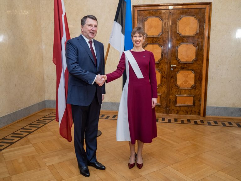 С президентом Латвии Раймондсом Вейонисом, 10 апреля 2019.