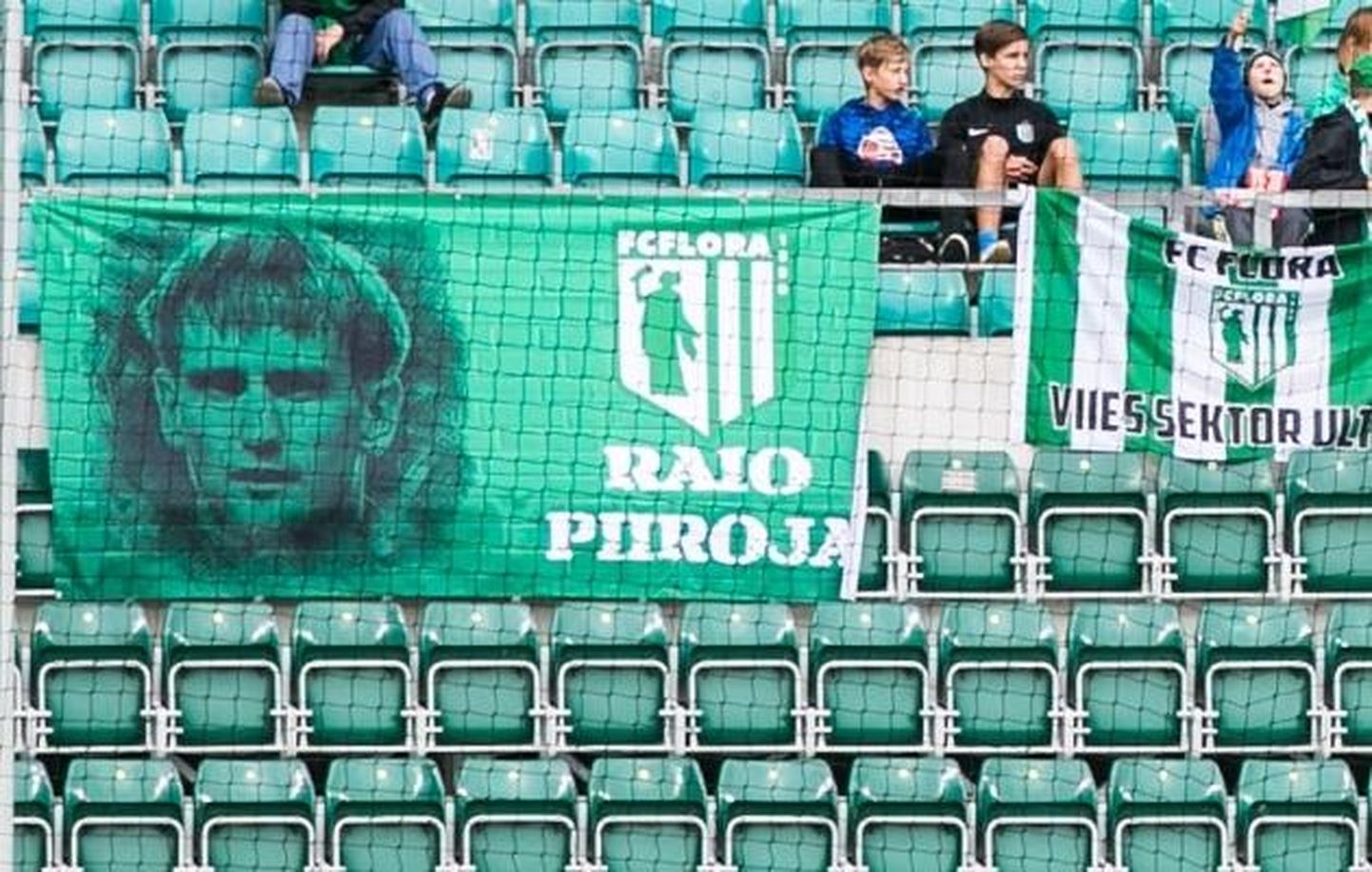FC Flora fännid tõid eilsel Raio Piiroja sünnipäeval staadionile jalgpallilegendile pühendatud lipu.