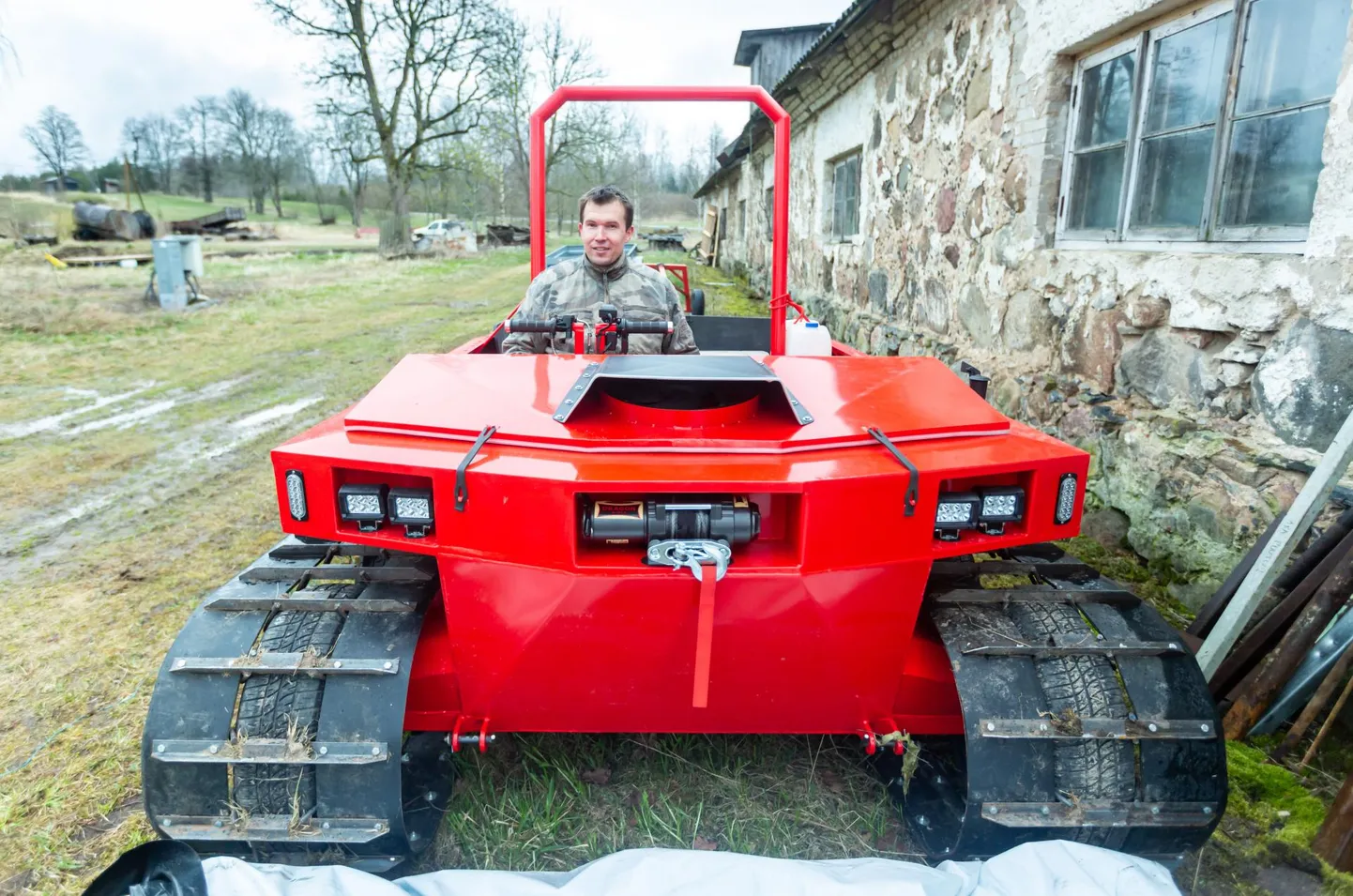 Самая заметная машина Дональда - ярко-красная афмибия, которую он собирается использовать на болотах.