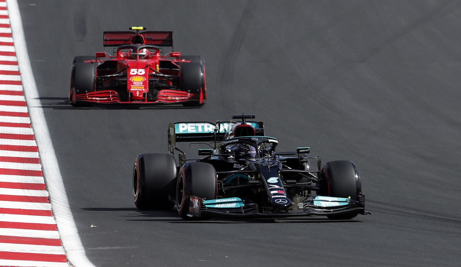 Lewis Hamilton (ees) ja Ferrari sõitja Carlos Sainz.