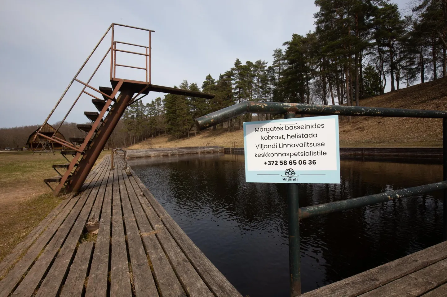 Kolmapäeva õhtul märkasid Uueveski basseinide juures jalutanud inimesed kahte lõksujäänud kobrast. Basseinide juures olev silt kutsub selliseid kopraid märgates üles helistama Viljandi keskkonnaspetsialistile.