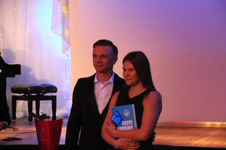 Eesti Ujumisliidu aasta gala. Aasta naisujuja Maria Romanjuk ja auhinna üle andnud Tanel Padar.