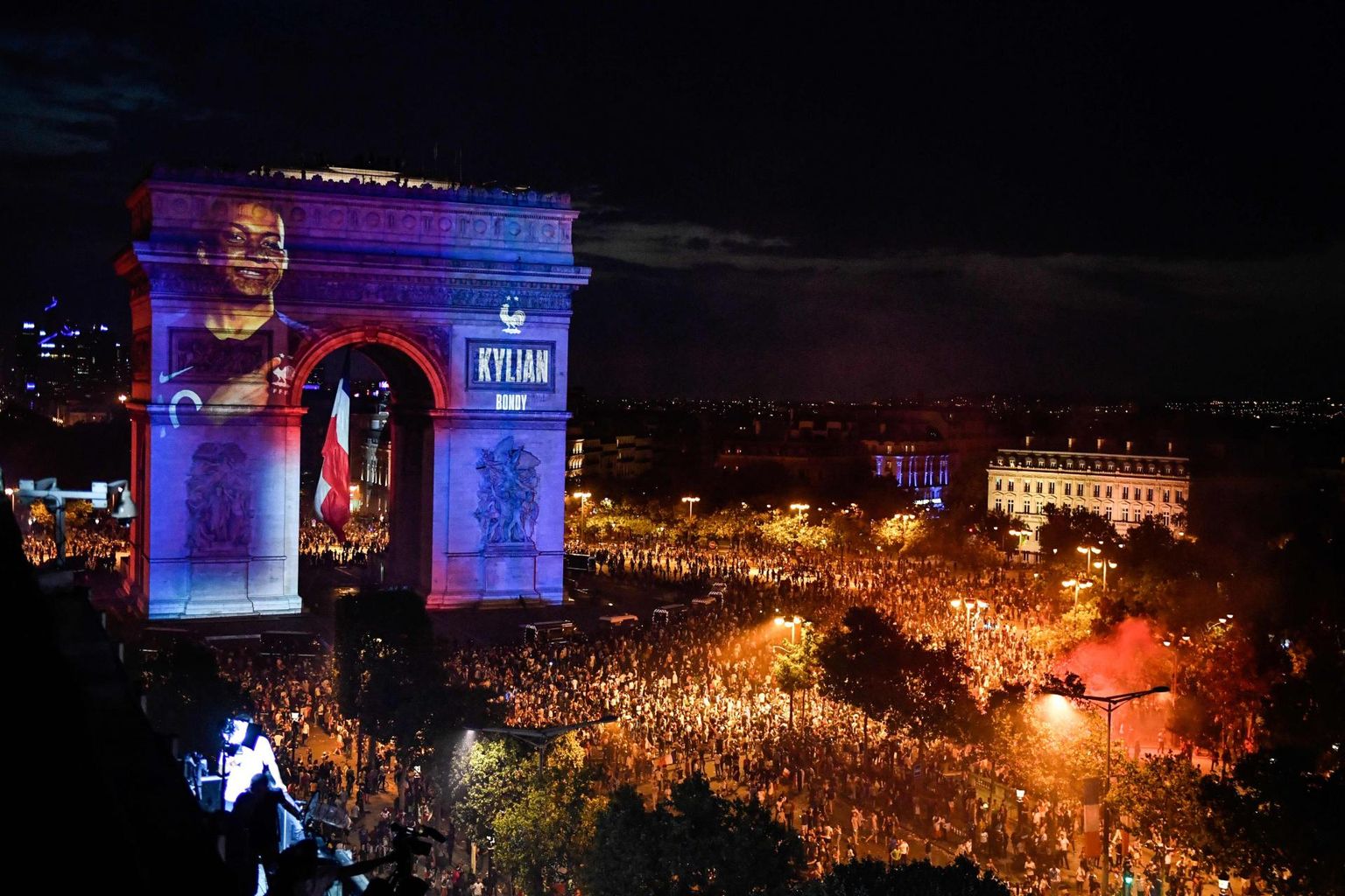 Triumfikaar Pariisi südames värvus üleeile õhtul inimmere keskel Prantsusmaa trikoloori värvidesse ja võttis Kylian Mbappe näo. 