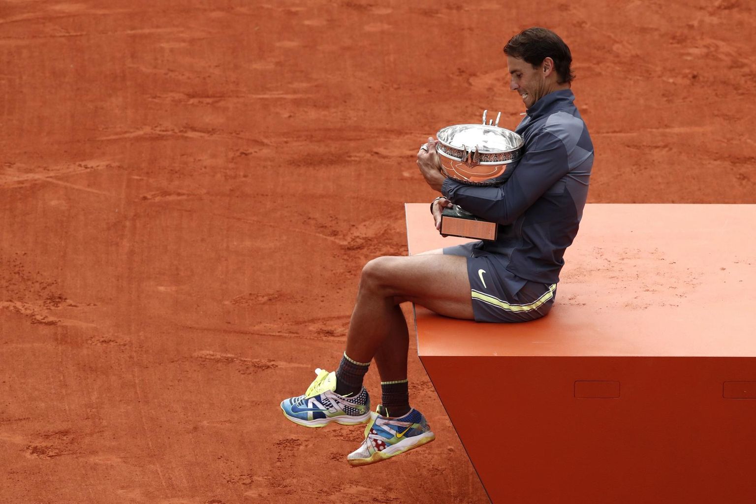 Prantsusmaa lahtised 12. korda võitnud Rafael Nadali naudib hetke võidukarikaga.