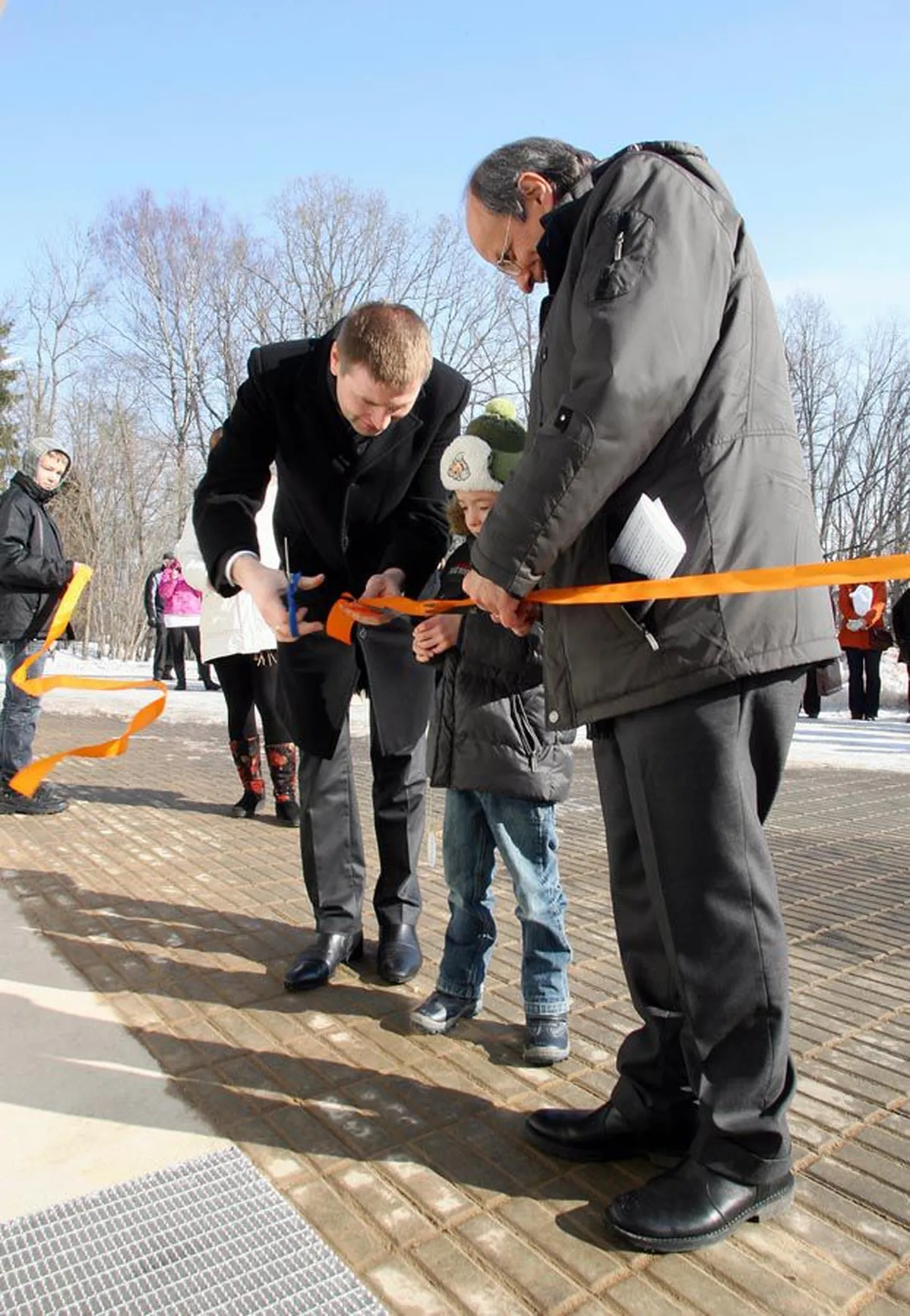 Sotsiaalminister Hanno Pevkur (vasakul) ja Šveitsi poole esindaja Patrick Etienne võtsid peremaja avamiseks appi selle elaniku.