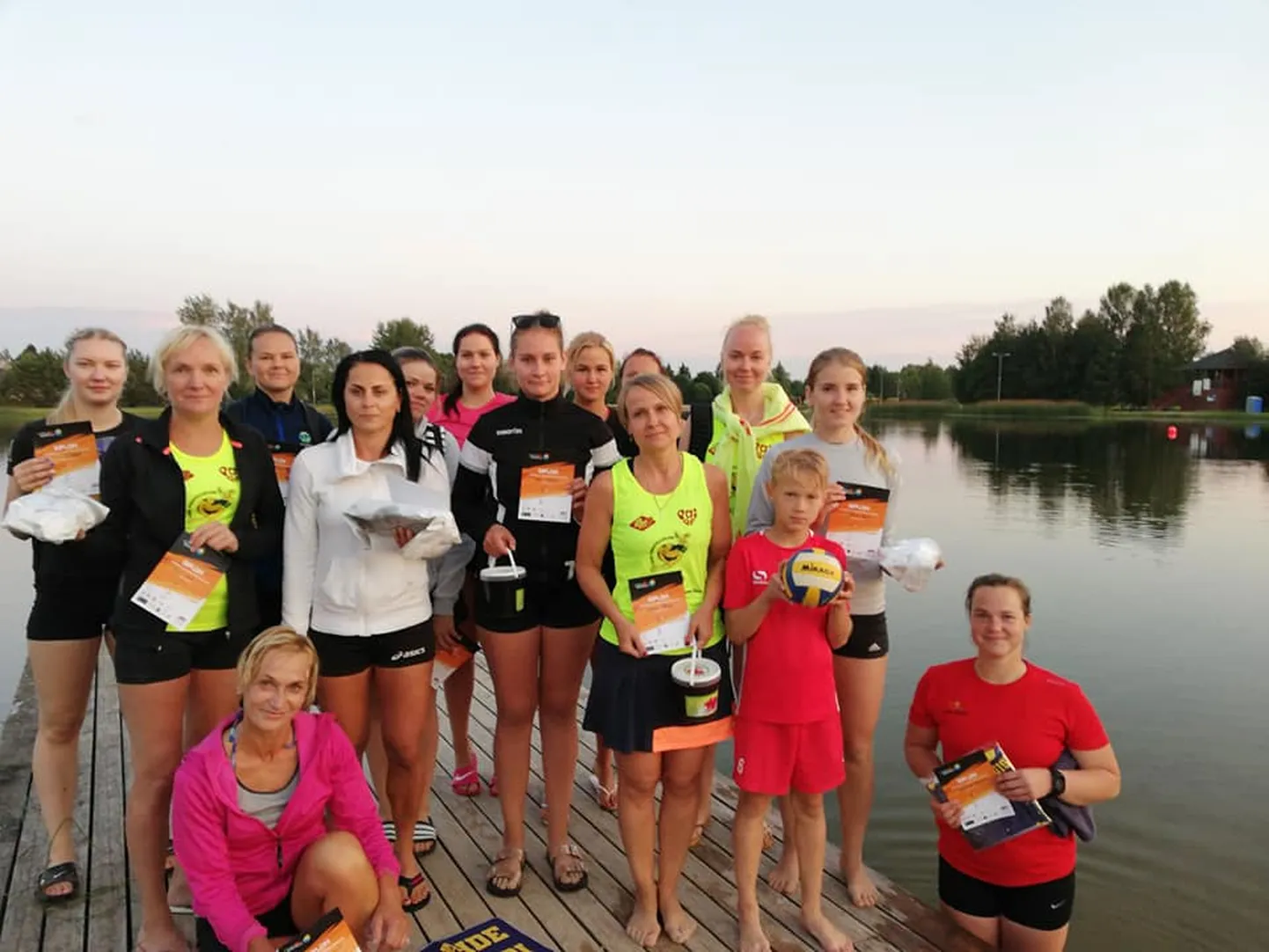 Coolbeti Suvevollele kogunenud naised.