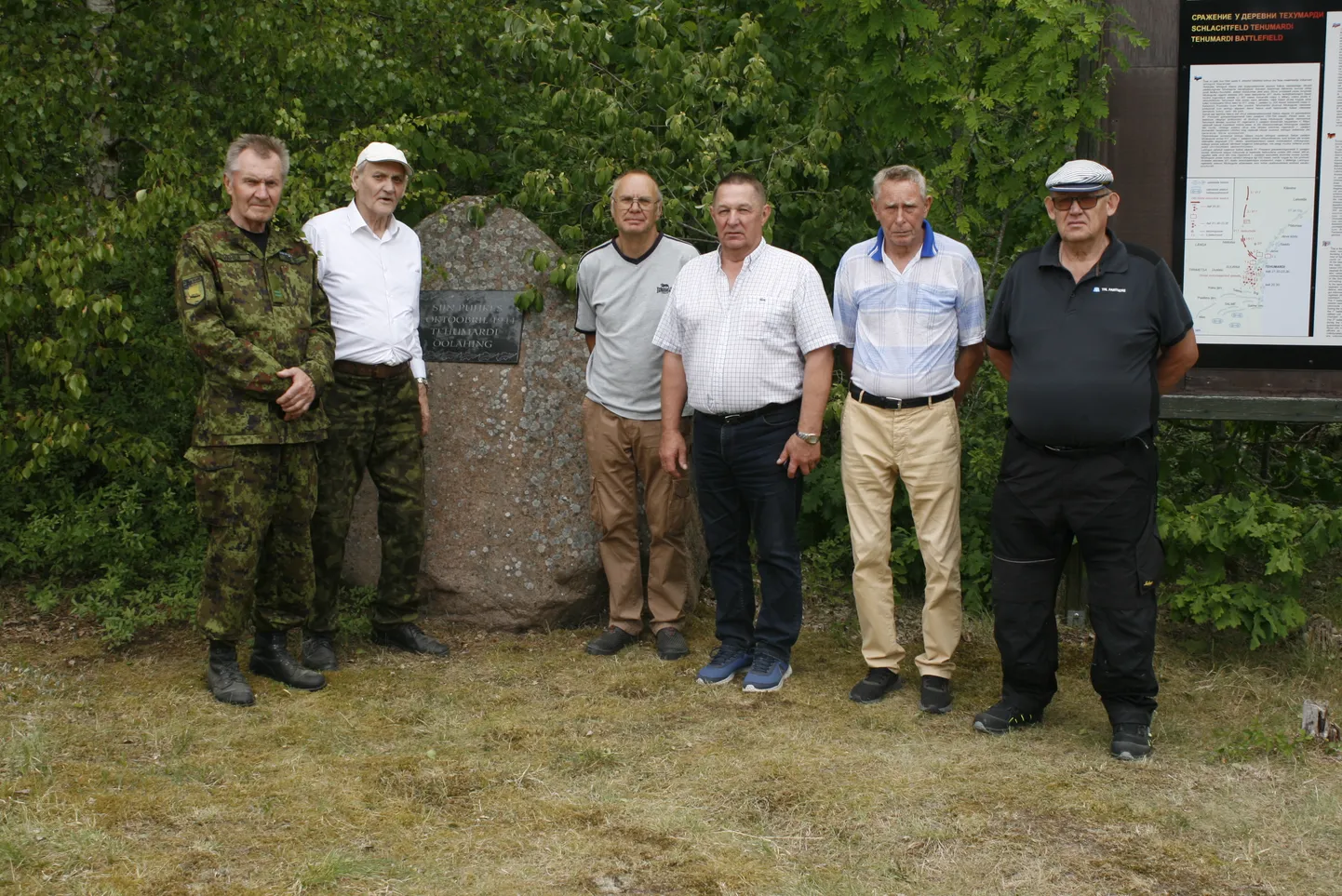 Mälestuskivi Tehumardil: Kivi ees seisavad Saaremaa Vabadusvõitlejate Ühingu liikmed Viktor Vaher, Olev Krull, Sulev Metshein, Mati Vendel, Peeter Süld ja Kalle Tiits.