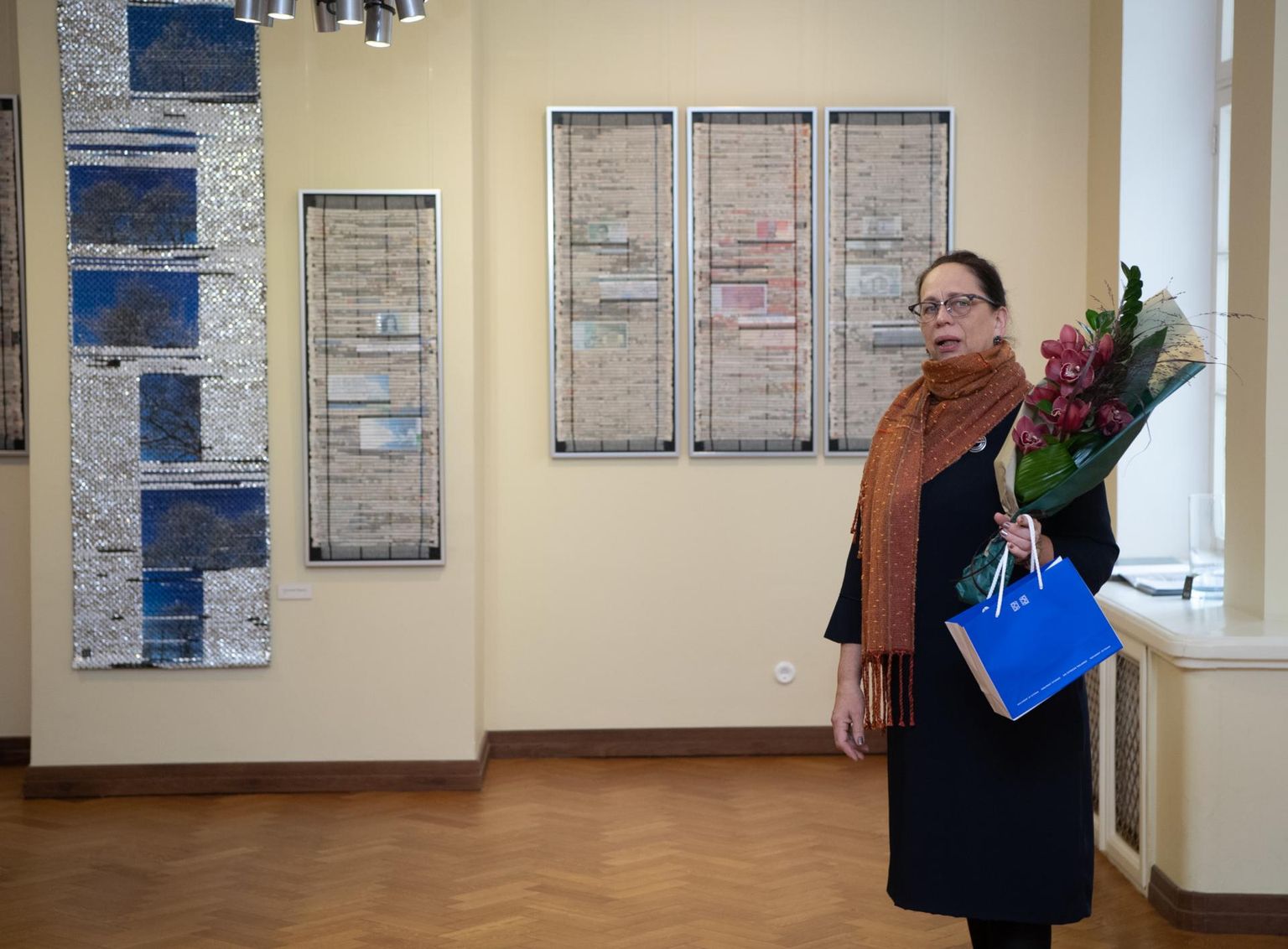 Virulasest tekstiilikunstniku Elna Kaasiku vaibanäitus on riigikogus vaatamiseks väljas tuleva aasta jaanuari keskpaigani.