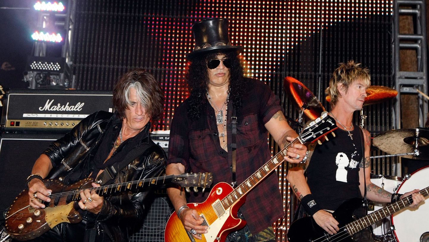 Basskitarrist Duff McKagan (paremal) koos Joe Perry (vasakult) ja Slashiga Las Vegases esinemas.