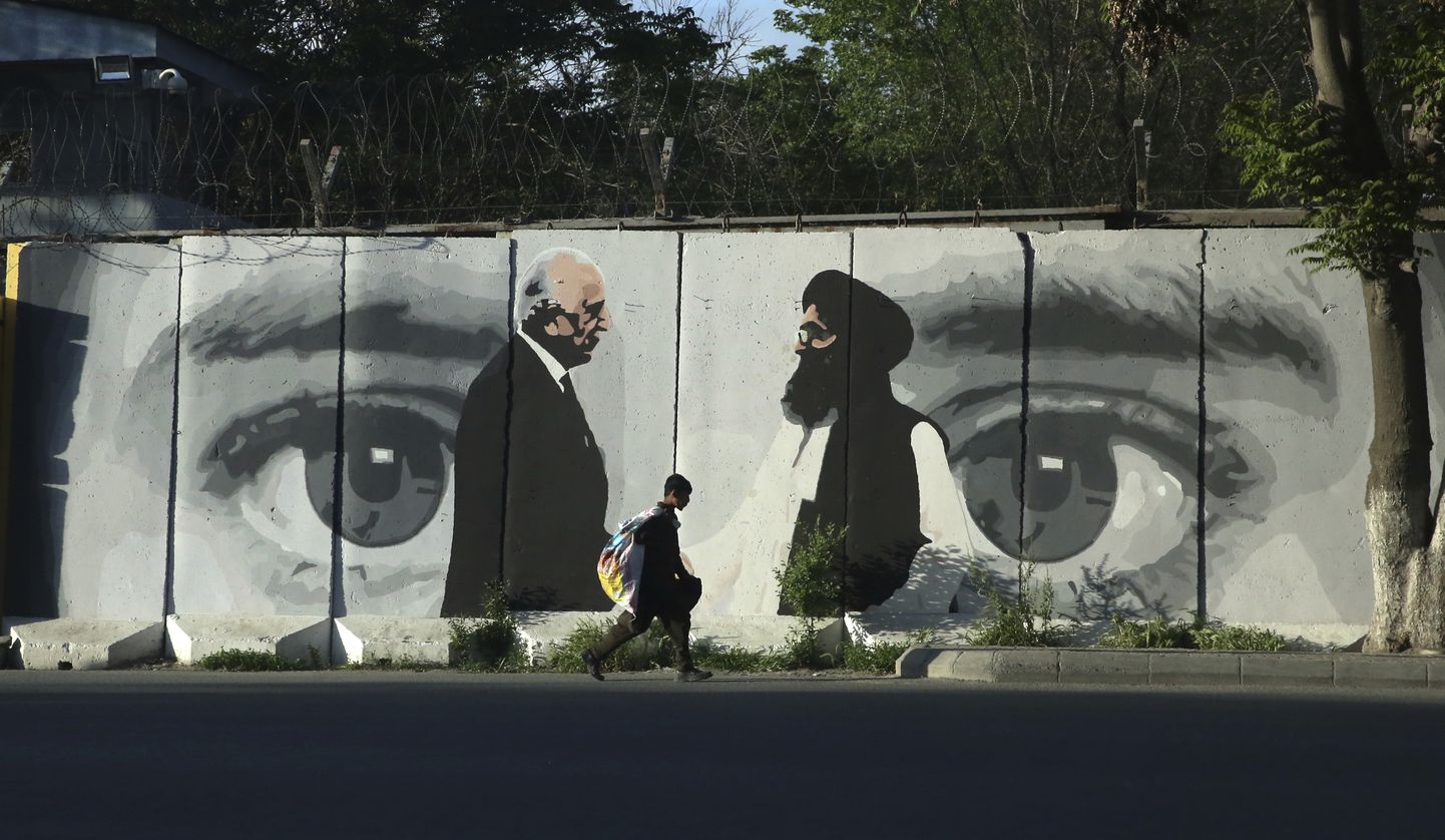 Noormees möödub Kabulis asuvast seinamaalist, millel on kujutatud Washingtoni rahusaadikut Zalmay Khalilzadi vasakul ja Talibani delegatsiooni juhti mulla Abdul Ghani Baradari. Viimase nädala rünnakud on tõenäoliselt suur tagasilöök läbirääkimistele.