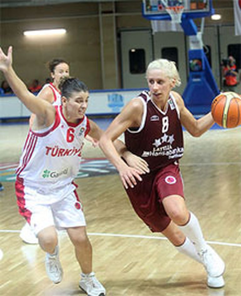 2007. gada 24. septembris, Vasto. Latvijas komandas rezultatīvākā spēlētāja Gunta Baško (pa labi) jau ir tikusi garām turcietei Birselai Vardarli. 