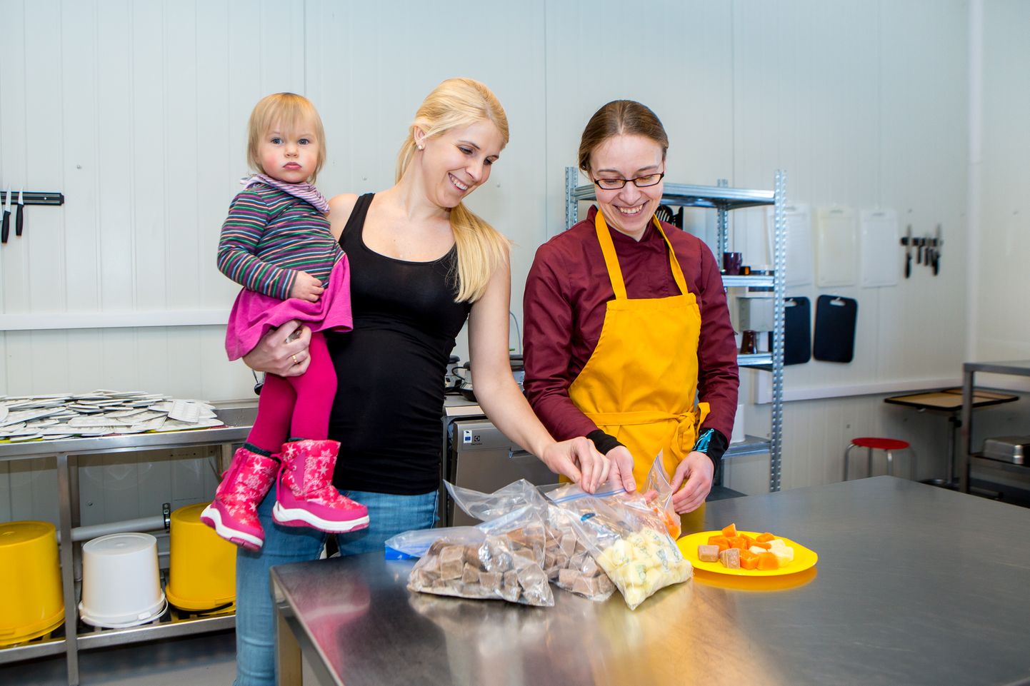 PROOVIPARTII: Kaia Sink koos tütar Elisabethiga ja Annika Vestel esitlevad beebitoitu, millel on loodetavasti suur 
tulevik.
MAANUS MASING
