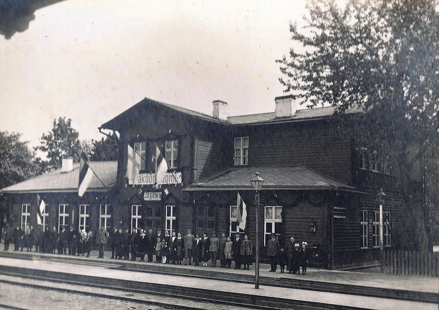 23. mai 1925. Jõgeva jaamas tervitati Soome presidenti Lauri Kristian Relanderi, kes sõitis visiidile Tartusse. Kohalik segakoor laulis Soome hümni ning kirikuõpetaja pidas soomekeelse kõne.