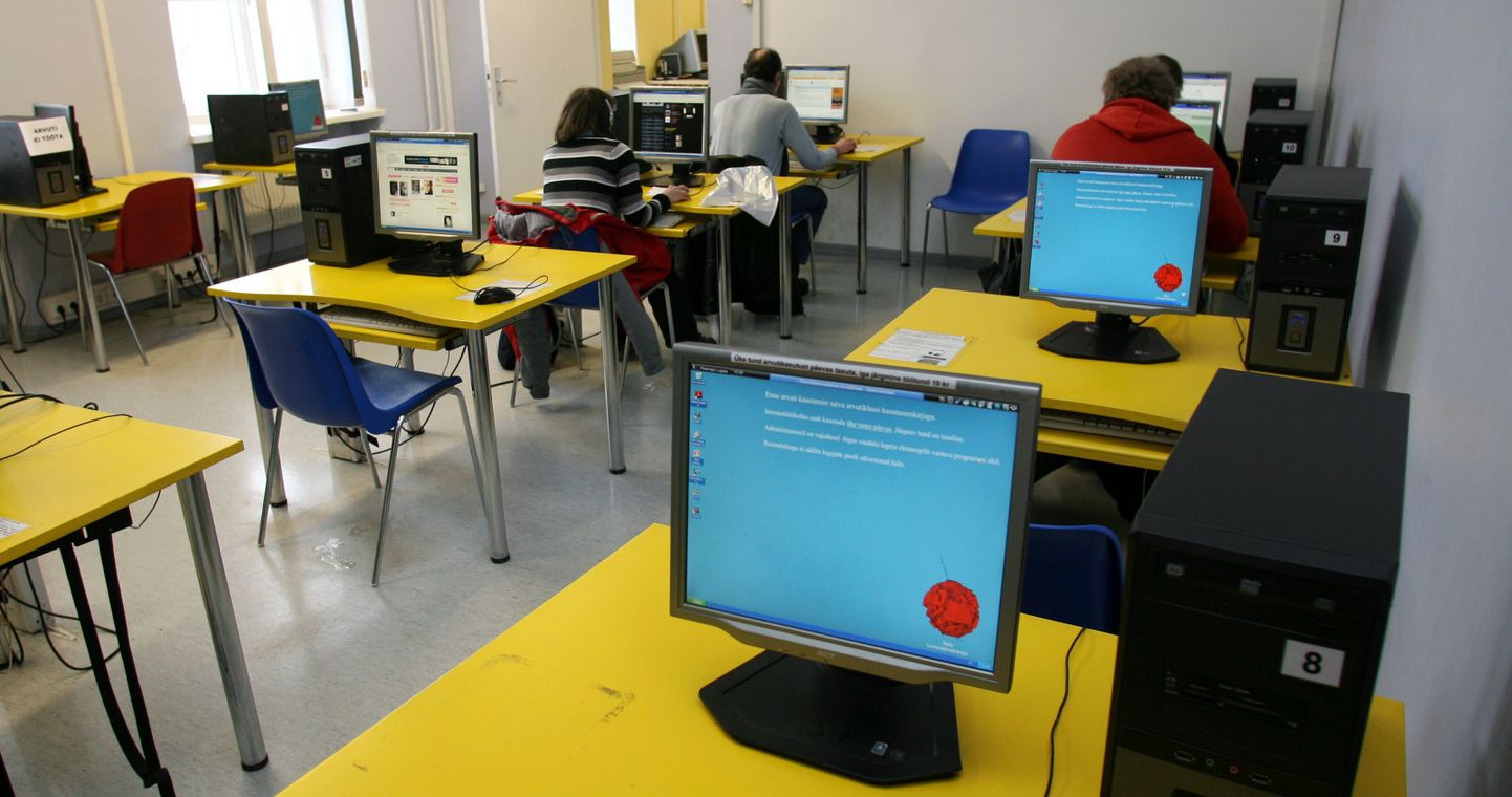 Peale koolide ja lasteaedade lähevad kasutatud arvutid ka Lutsu raamatukokku.
