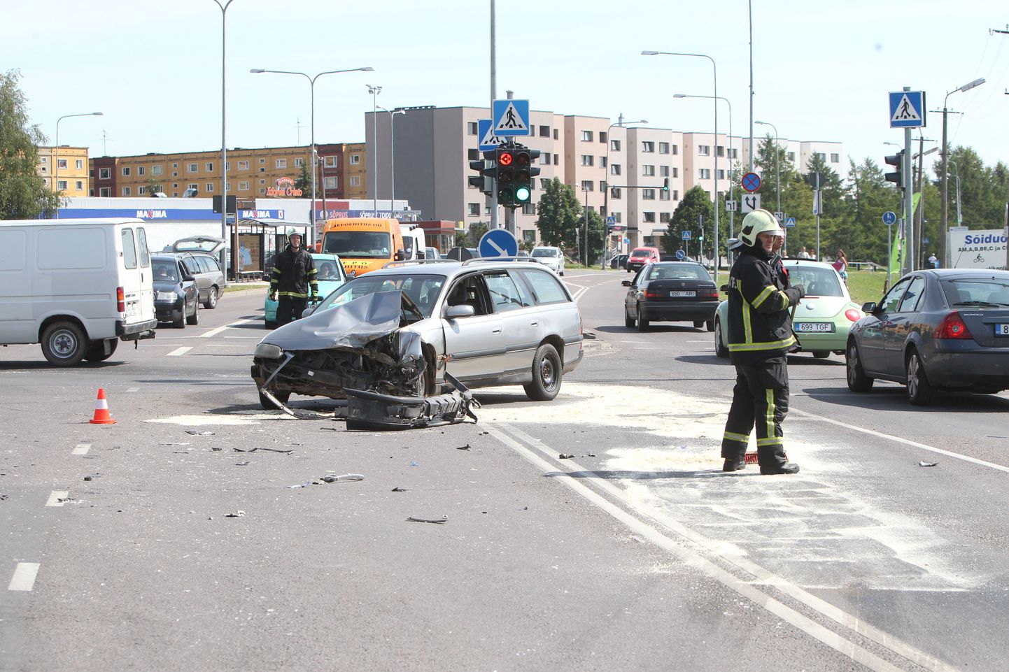 Kahe auto kokkupõrge, milles Kalda teelt Kaunase puiesteele  vasakpööret teinud Opelile sõitis sisse Kalda teelt vastu tulnud Audi.