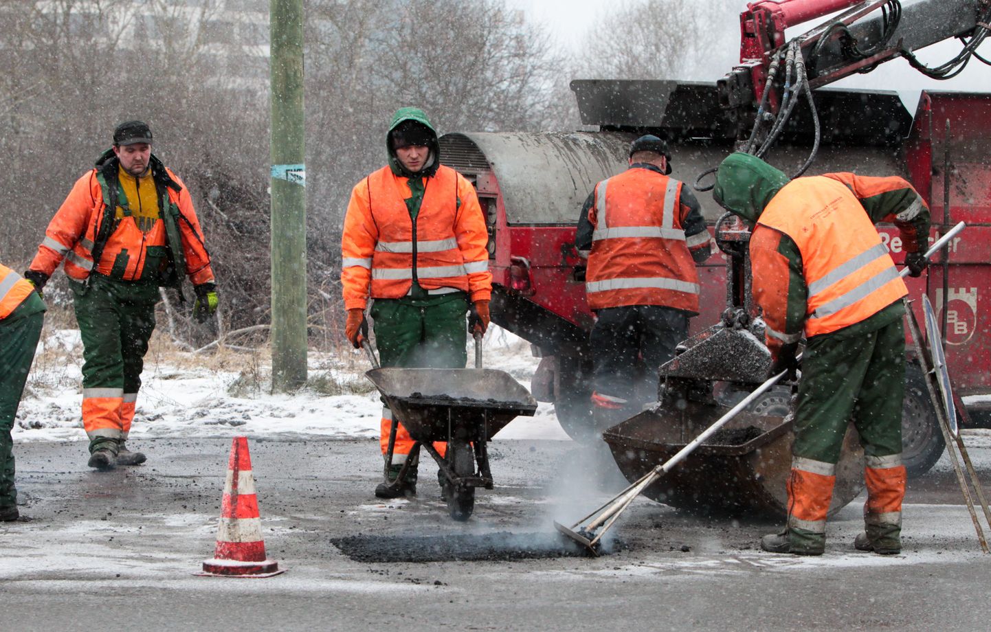 Tallinna Teede ASi töömehed löökauke parandamas.