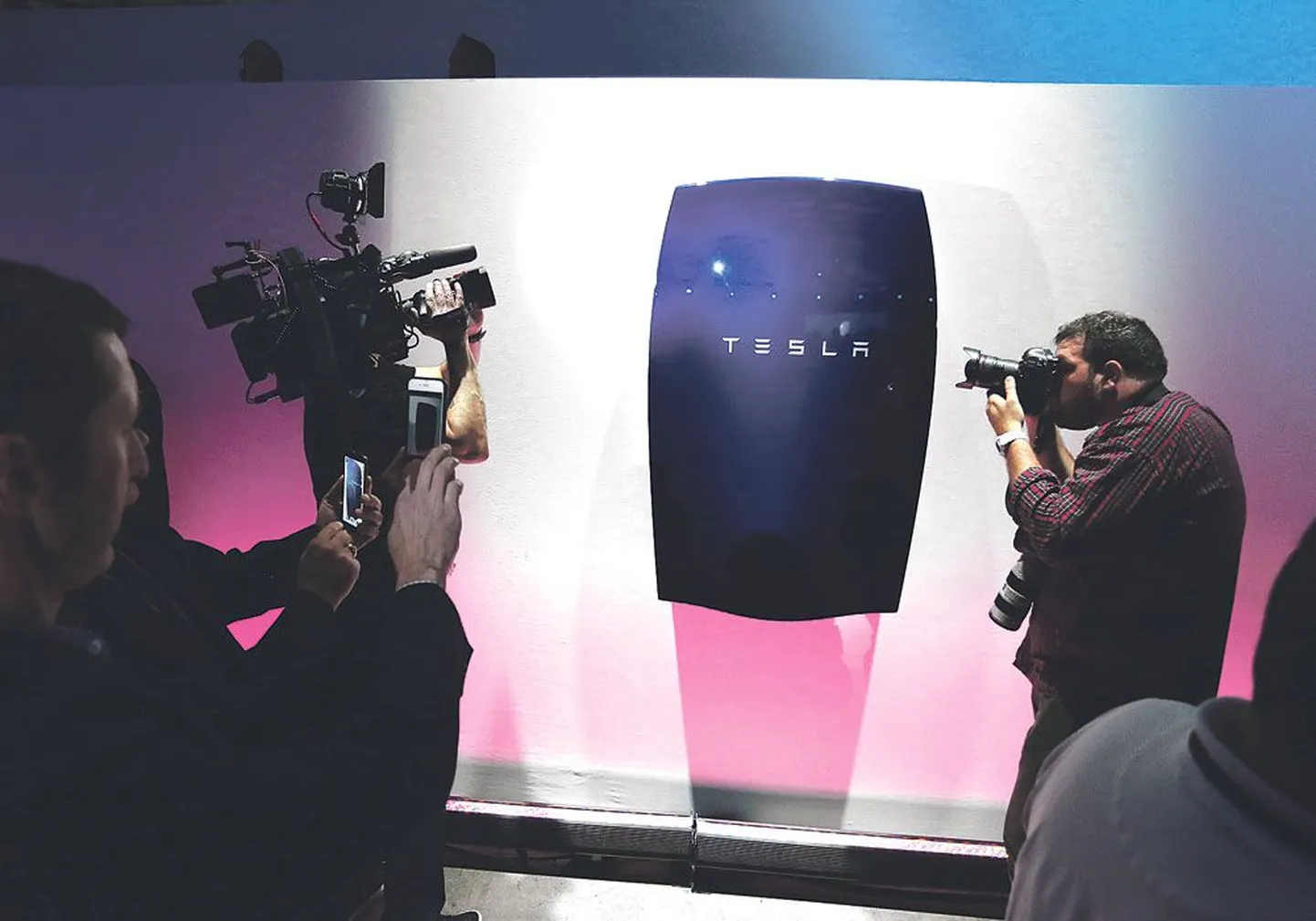 Аккумуляторную систему Tesla Powerwall, представляющую собой контейнер шириной 15 см, можно повесить на стене. Соединив несколько контейнеров, можно увеличить емкость аккумуляторов.