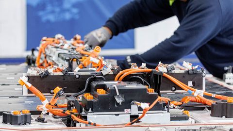 Загадка ⟩ Несколько рабочих шведского завода по производству аккумуляторов умерли по необъяснимым причинам