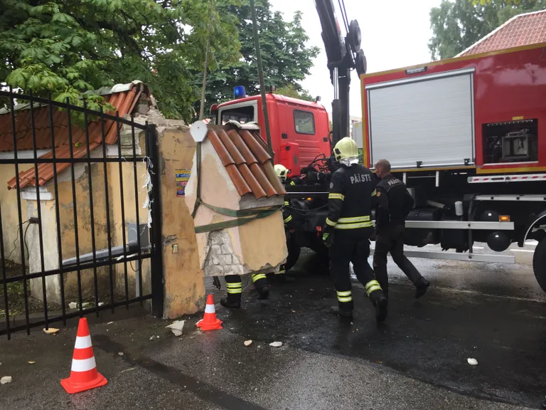 Päästjad pidid politseimuuseumi õuele pääsemiseks värava suuremaks tegema.